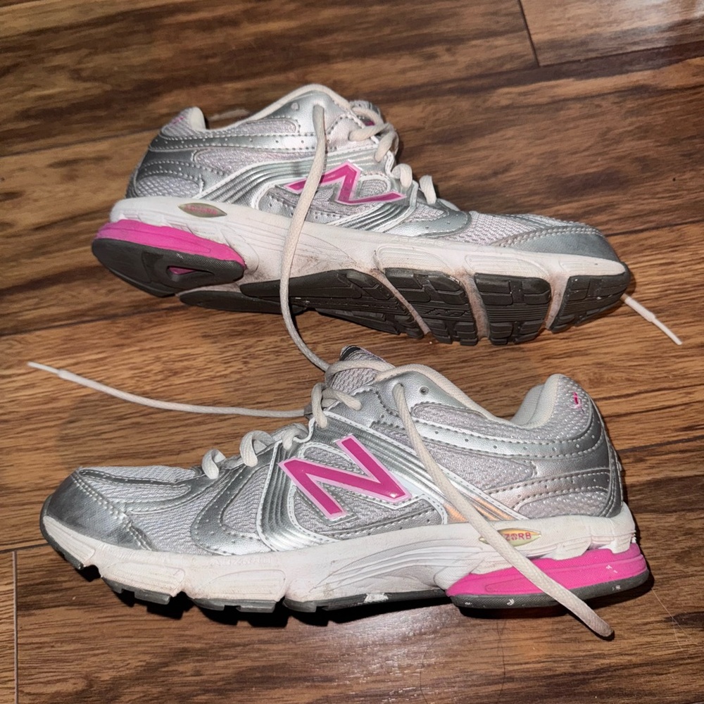 NEW BALANCE GYM SHOES SIZE 8.5 SUSAN G. KOMEN FOR THE CURE SILVER AND PINK